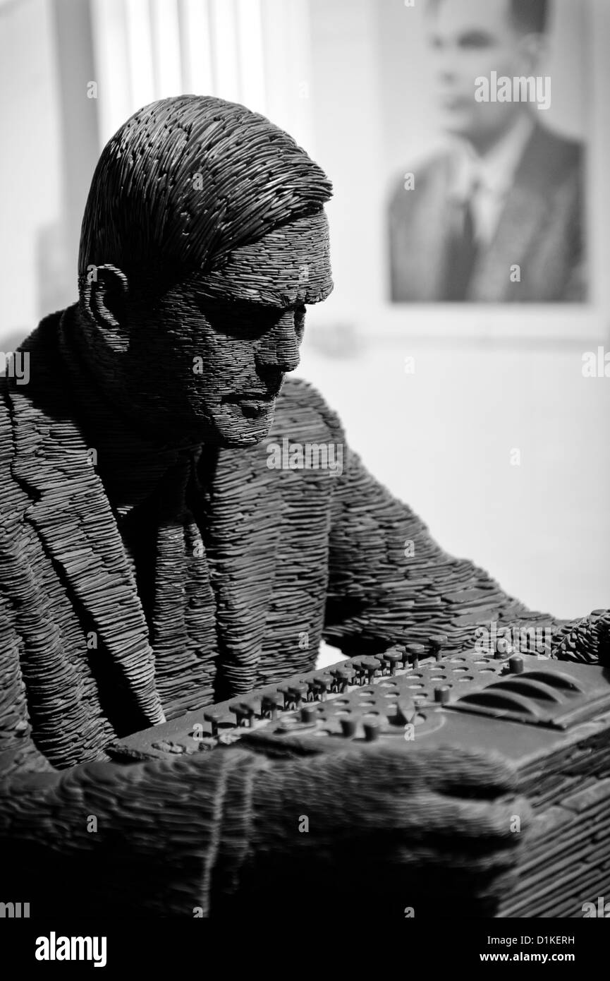 Scultura di Alan Turing da Stephen bollitore a Bletchley Park, Milton Keynes, Regno Unito. Foto Stock