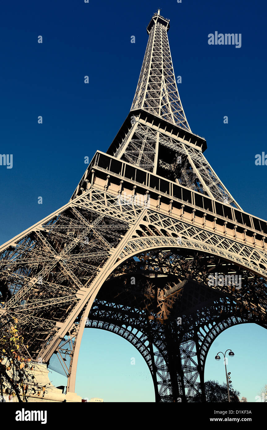 Visualizzare presso la Torre Eiffel dal Champ de Mars (Campo di Marte) Foto Stock