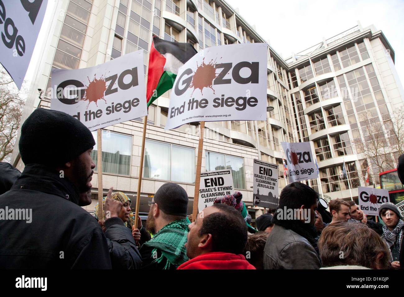 Londra, Regno Unito. 27 dicembre 2012 palestinesi e attivisti di supporto raccolte al di fuori dell'Ambasciata israeliana per protestare contro la violenza a Gaza e di commemorare l'attacco israeliano nel novembre 2012 che ha ucciso più di 160. Foto Stock