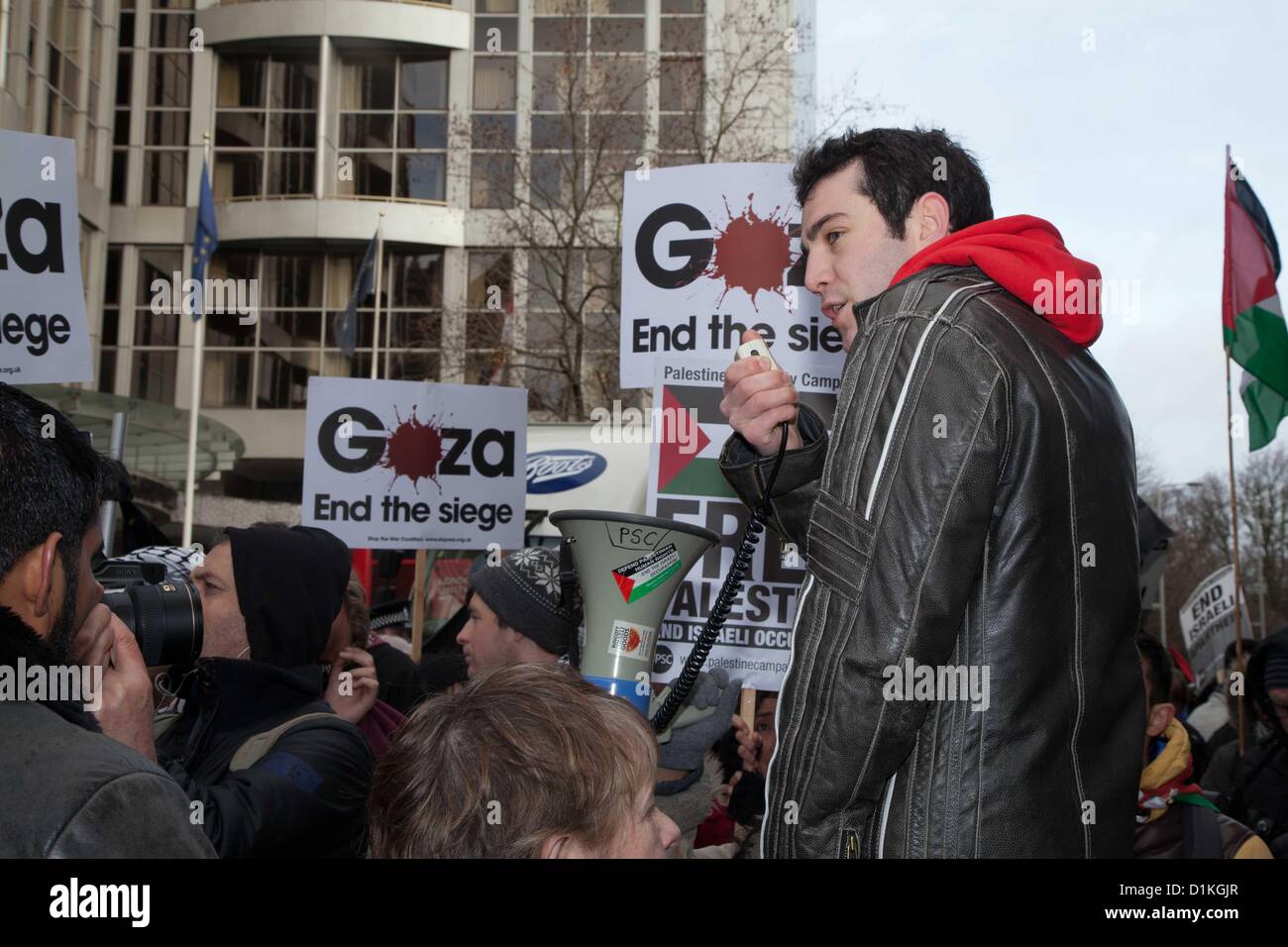 Uno studente di attivisti fa un discorso. Palestinesi e attivisti di supporto raccolte al di fuori dell'Ambasciata israeliana per protestare contro la violenza a Gaza e di commemorare l'attacco israeliano nel novembre 2012 che ha ucciso più di 160. Foto Stock