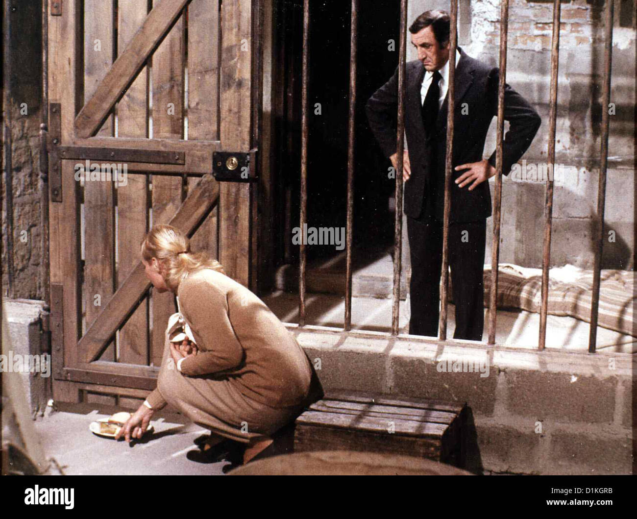 Der Ehekaefig gabbia, La Ingrid Thulin, Lino Ventura Helene (Ingrid Thulin) versorgt Julien (Lino Ventura) in seinem Kaefig, wo Foto Stock