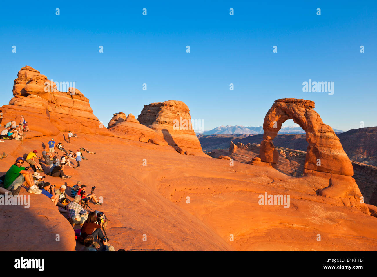 Fotografi e turisti a Delicate Arch nel Parco Nazionale Arches nei pressi di Moab Utah USA Stati Uniti d'America Foto Stock