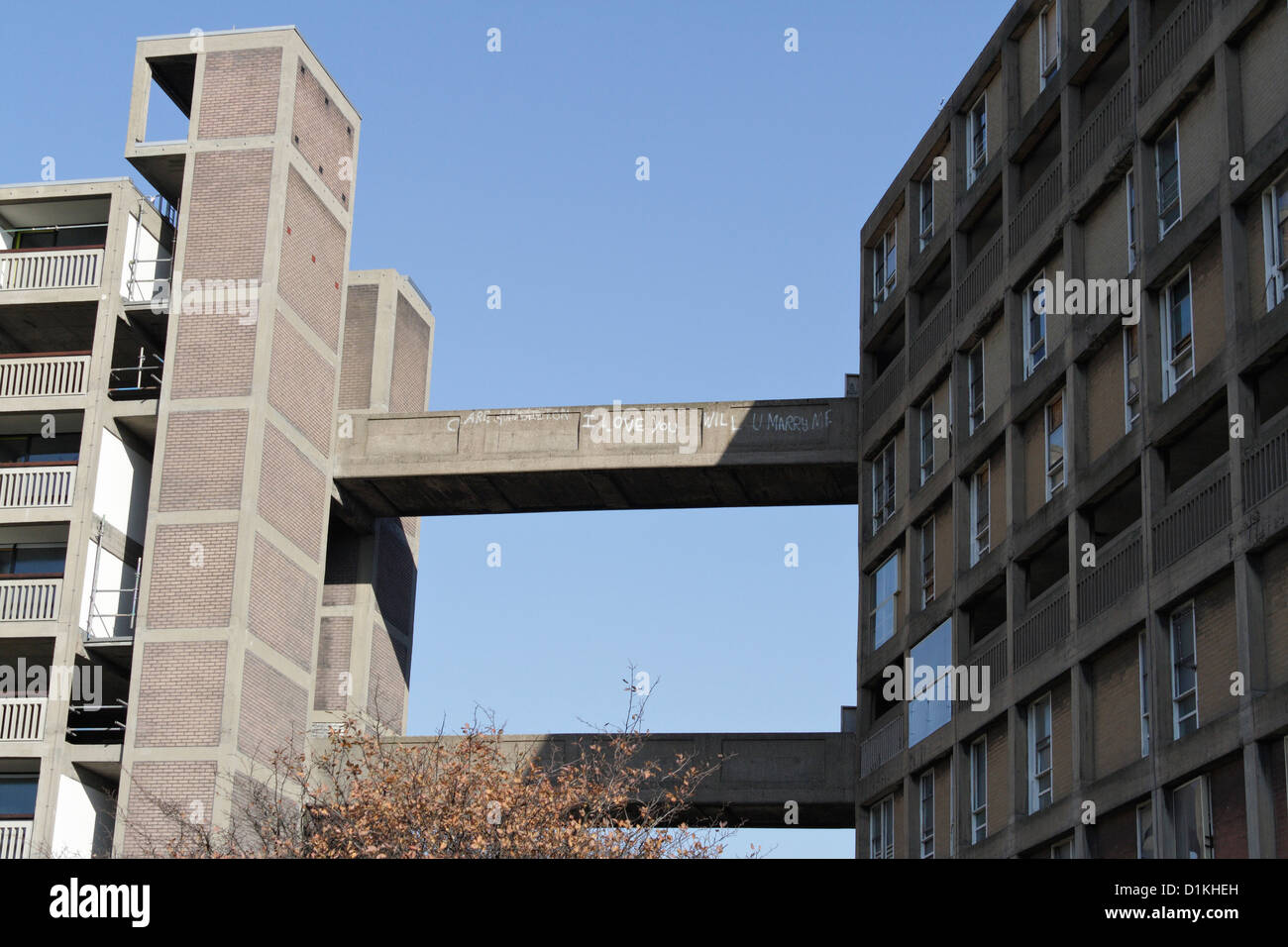 Park Hill Flats a Sheffield, elencati dal patrimonio inglese in fase di ristrutturazione da Urban Splash, 'i love you bridge' mi sposerete Foto Stock