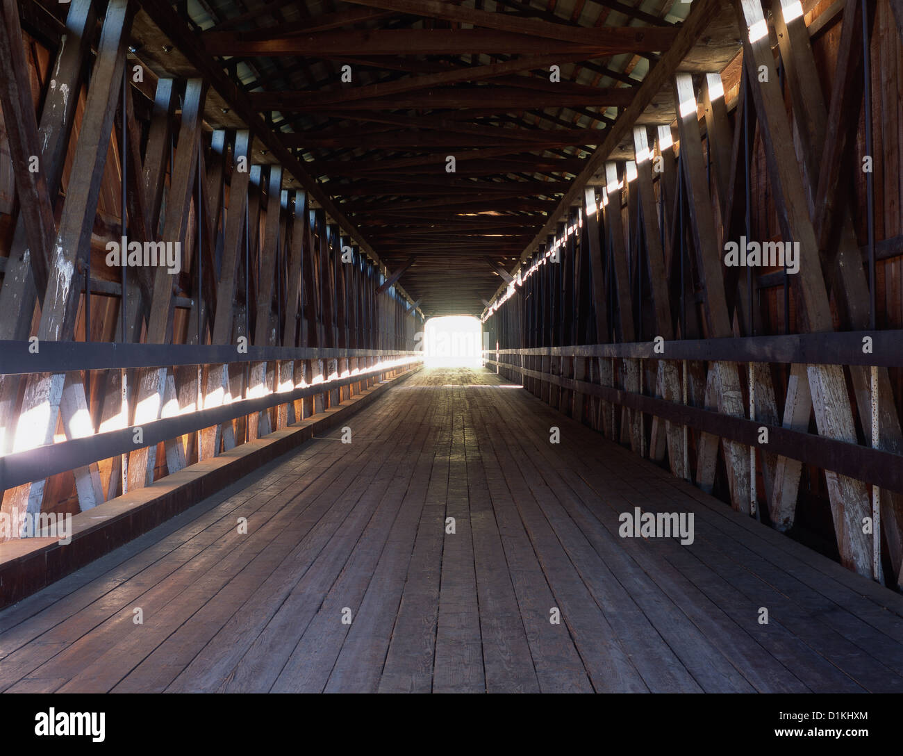 Storico ponte di coperta a cavaliere del traghetto, Stanislao County, California. Foto Stock