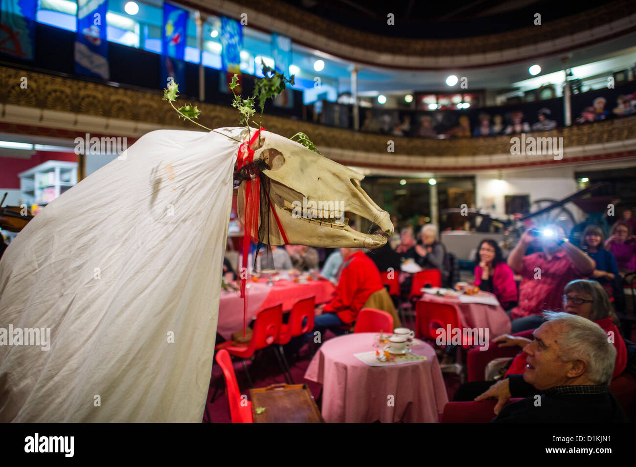 Un tradizionale, gallese 'mari Lwyd' cavalli cranio essendo ha sfilato come le persone godono di un tema Vittoriano Solstice notte celebrazione Foto Stock