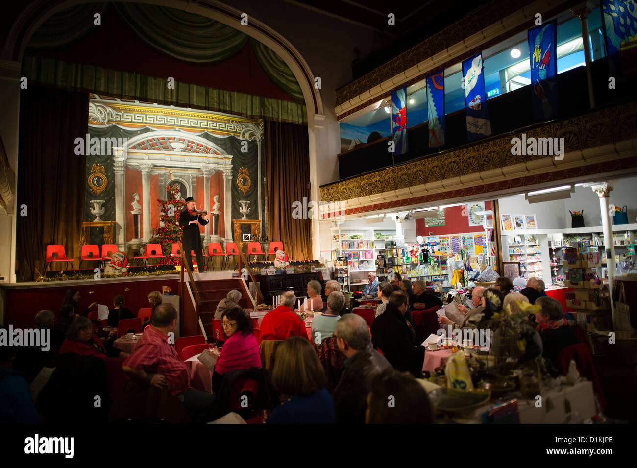 Per coloro che godono di un tema Vittoriano Solstice notte celebrazione di Natale negli splendi ex music hall ora Ceredigion Museum Regno Unito Foto Stock