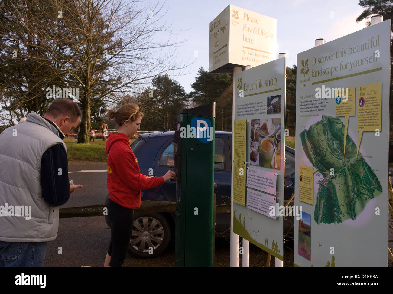 I driver tramite Pay & display parcheggio auto sul boxing day 2012 (26 dicembre) a una proprietà del National Trust, hindhead, surrey, Regno Unito. Foto Stock