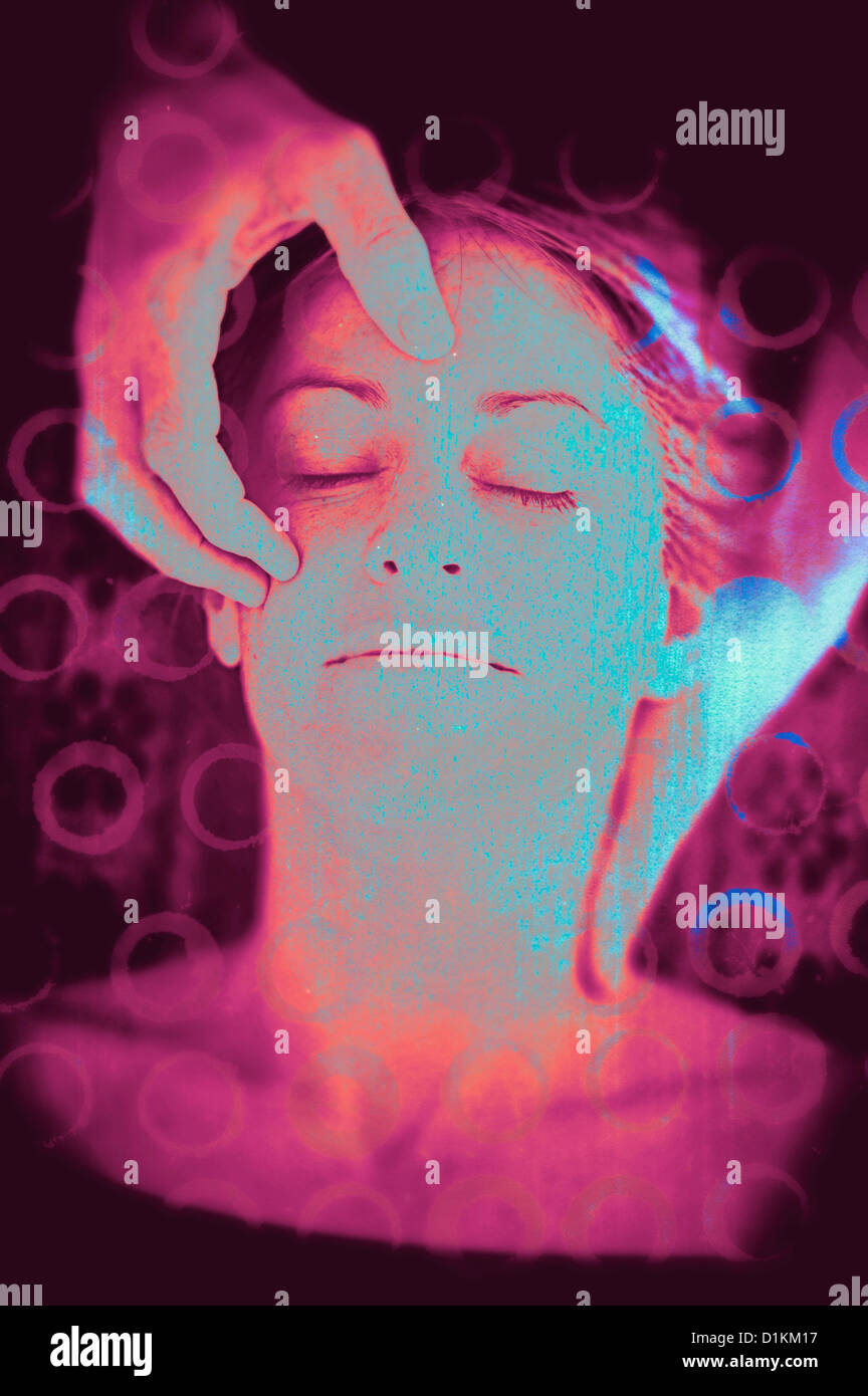 Il dolce delle mani di un massaggiatore cullano la testa di una donna e di toccare la sua fronte. Illustrazione della foto. Foto Stock