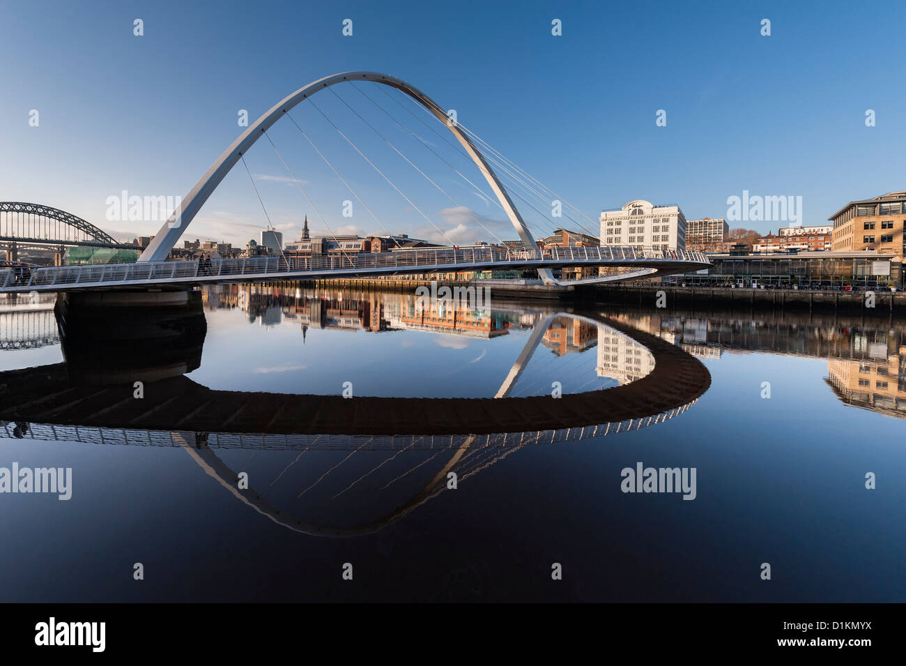 Newcastle upon Tyne e il Millennium Bridge visto dal lato di Gateshead del Fiume Tyne Foto Stock
