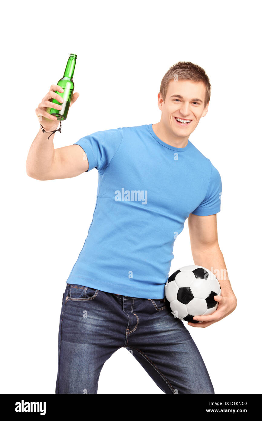 Un ventilatore euforico in possesso di una bottiglia di birra e il calcio tifo isolati su sfondo bianco Foto Stock