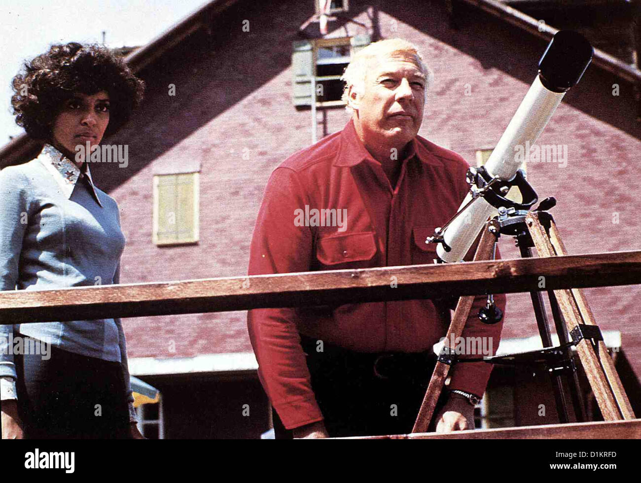 Im Auftrag Des Drachen Eiger sanzione, il Ben (George Kennedy) sieht sich den Berg un... *** Caption locale *** 1975 -- Foto Stock