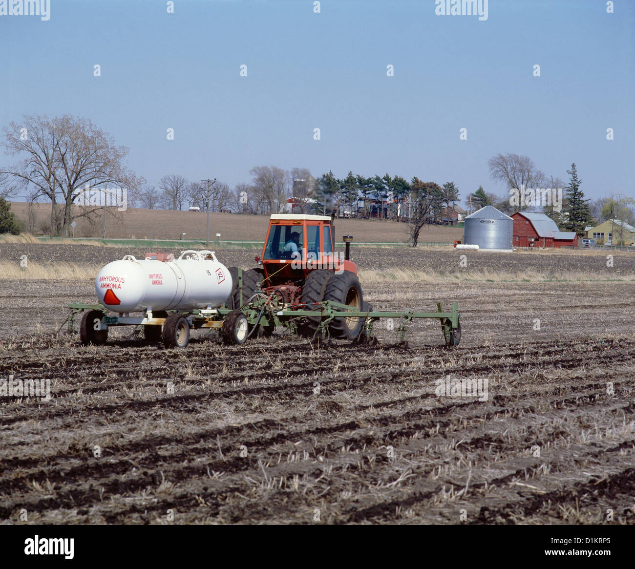 L'APPLICAZIONE DI AMMONIACA ANIDRA PER CAMPO DI SOIA / Iowa Foto Stock