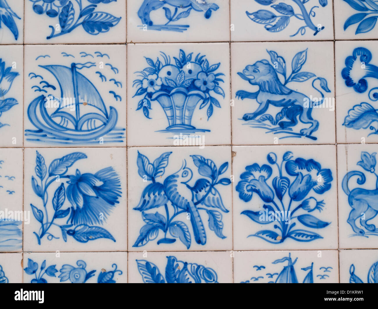 Piastrelle tradizionali da Lisbona edificio con disegni blu Foto Stock