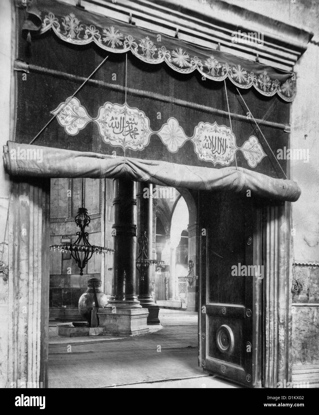 Interior nartece (vestibolo) porta della moschea Ayasofya, originariamente la chiesa di Hagia Sophia, Istanbul, Turchia, circa 1900 Foto Stock