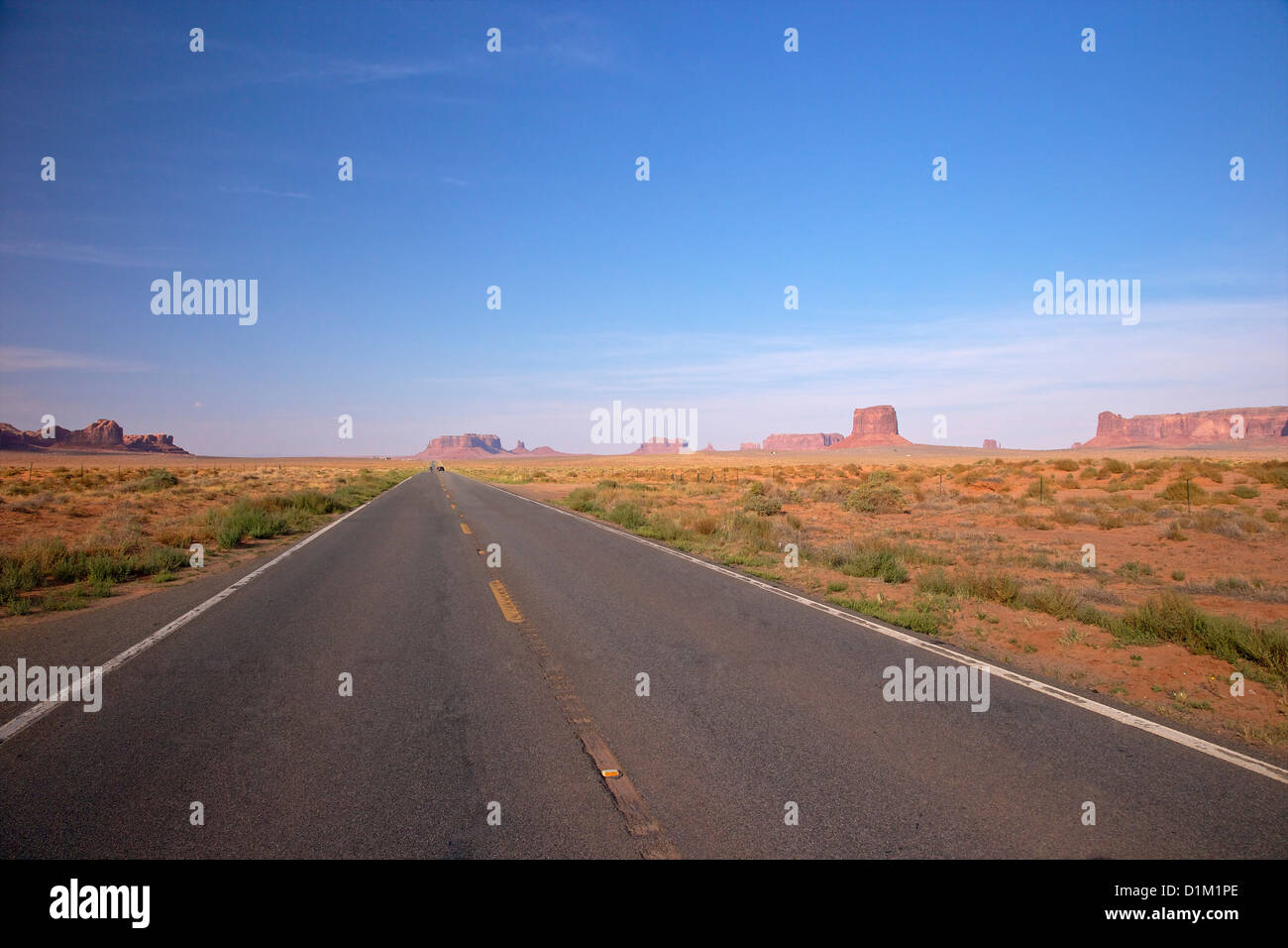Empty road vicino alla Monument Valley, Arizona Highway 163, Arizona, Stati Uniti d'America Foto Stock