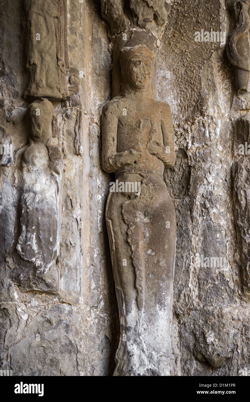 Regina Stephania. Statua del portale della chiesa romanica di San Esteban nella città medievale di Sos del Rey Católico in Aragona, Spagna. Foto Stock