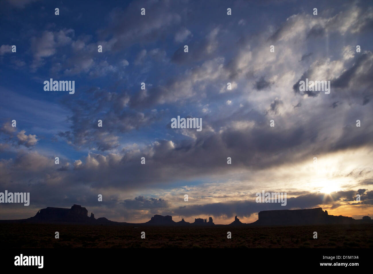Alba nuvole sopra il Monument Valley, Utah, Stati Uniti d'America Foto Stock