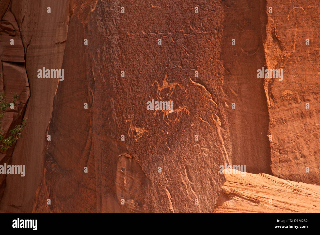 Incisioni rupestri di cavalieri a cavallo a caccia di un antilope, Canyon De Chelly National Monument, Arizona, Stati Uniti d'America Foto Stock
