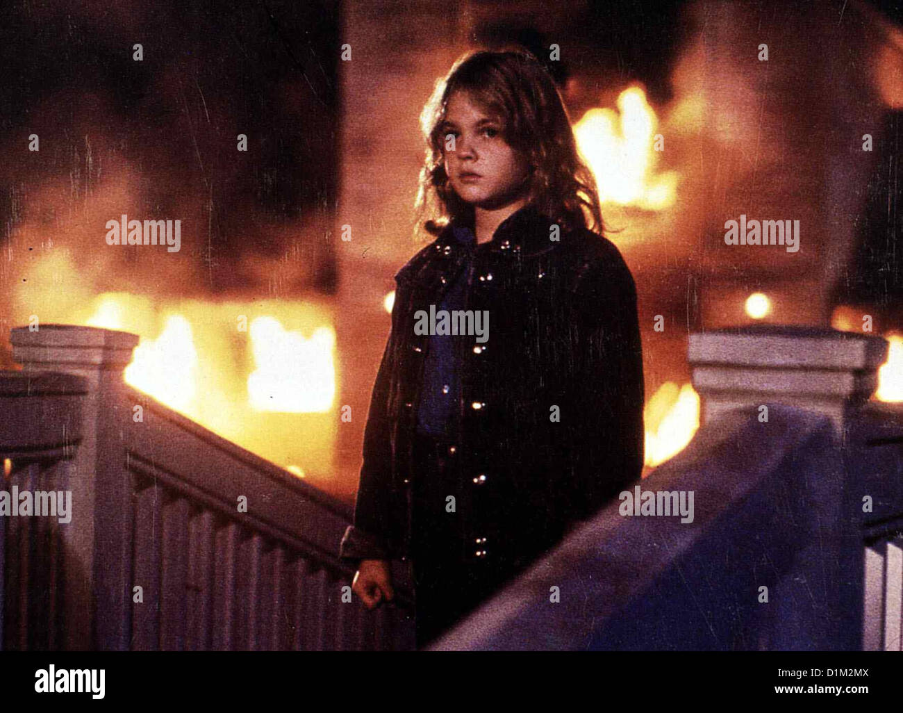 Stephen Kings 'Der Feuerteufel' Firestarter Drew Barrymore Ein Regierungsbeauftragter ist hinter Charlie (Drew Barrymore) Foto Stock