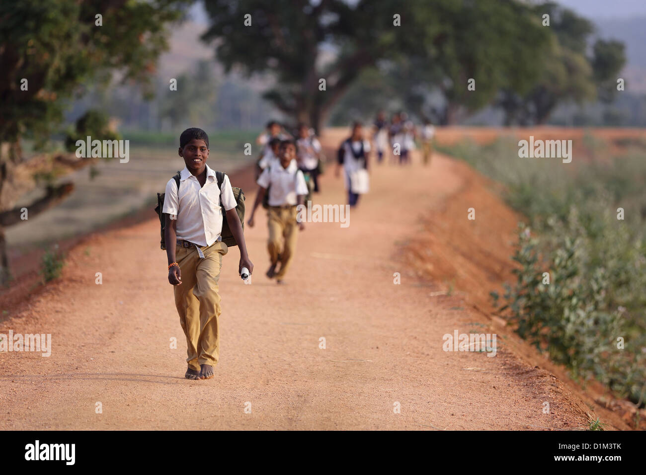I bambini della scuola a piedi home Andhra Pradesh in India del Sud Foto Stock