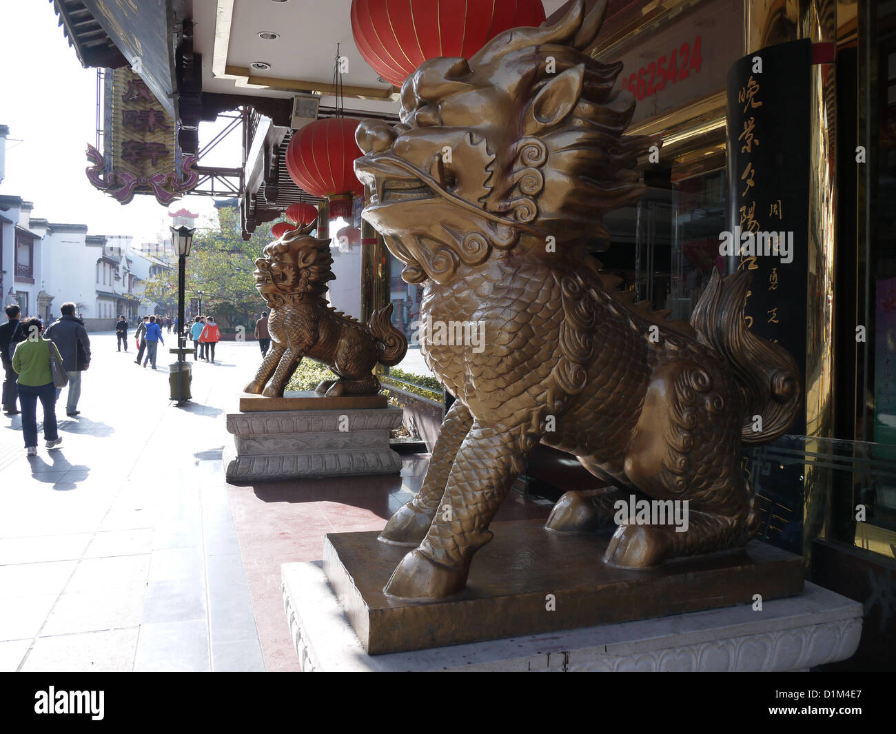 Cinese di bronzo lion statua ingresso ristorante Foto Stock