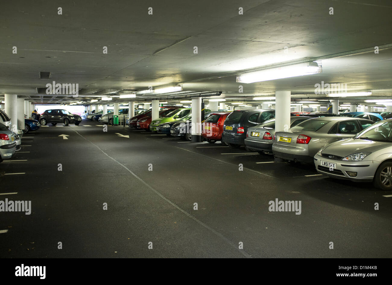 Un occupato il parcheggio auto sotterraneo. Foto Stock