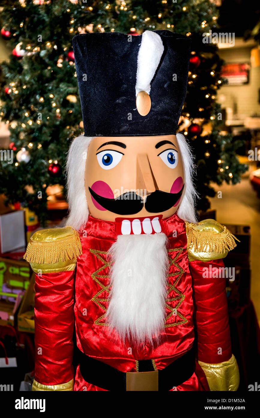Vacanze soldato giocattolo in piedi di fronte a un albero di Natale Foto Stock