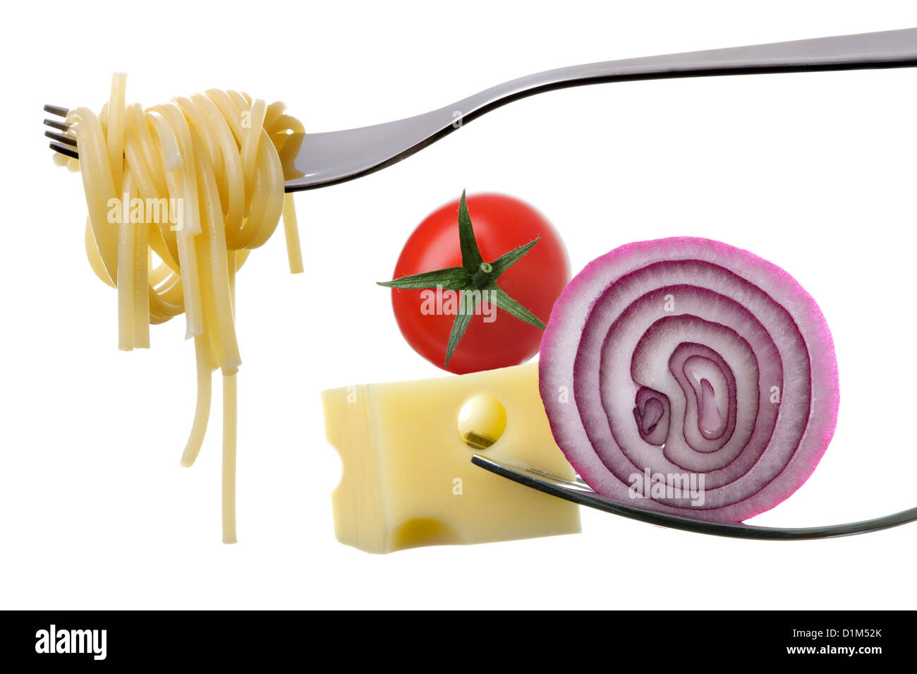 Il cibo italiano ingredienti sulle forcelle isolata contro uno sfondo bianco compresi gli spaghetti cipolla pomodoro e formaggio Foto Stock
