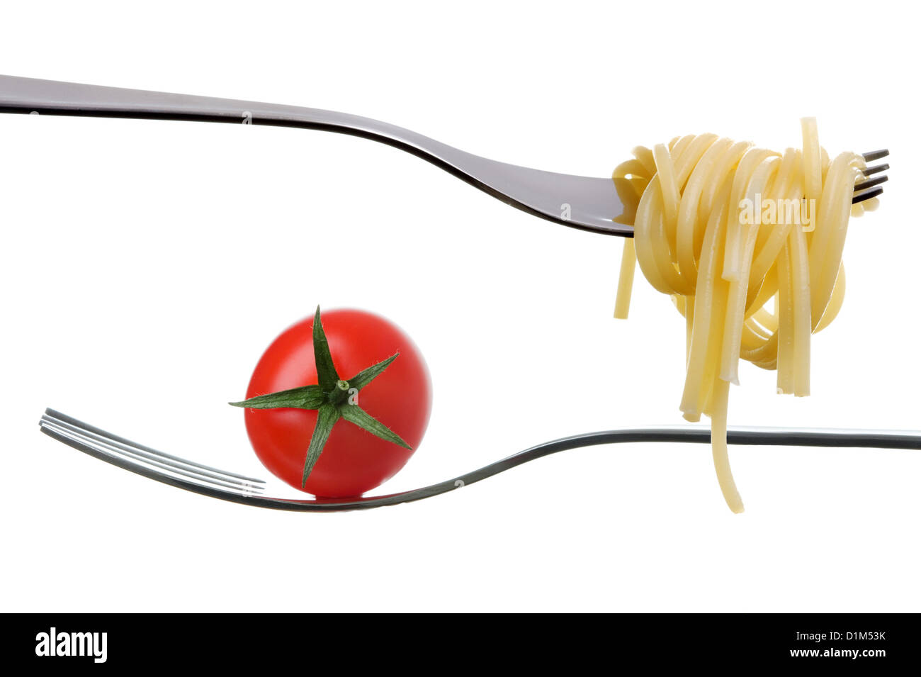 Gli spaghetti e pomodoro ciliegino su una forcella isolata contro uno sfondo bianco Foto Stock