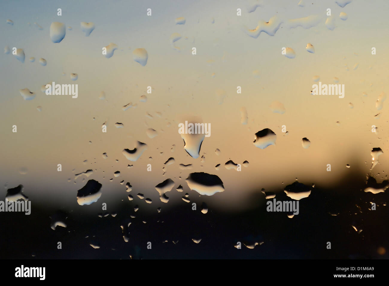 Gocce di pioggia sulla finestra dopo la pioggia Foto Stock