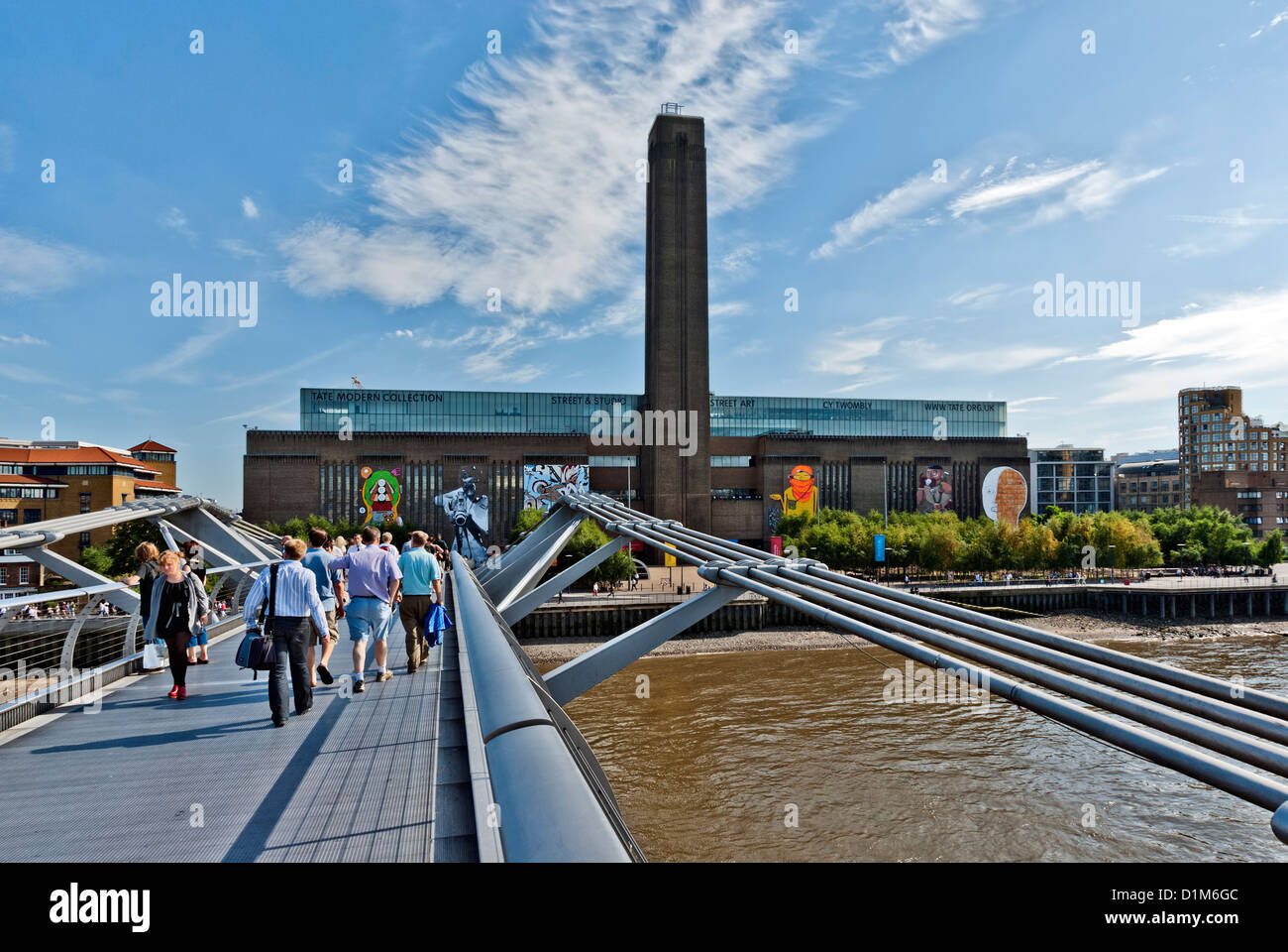 La Tate Modern e il Millennium Bridge, Londra Foto Stock