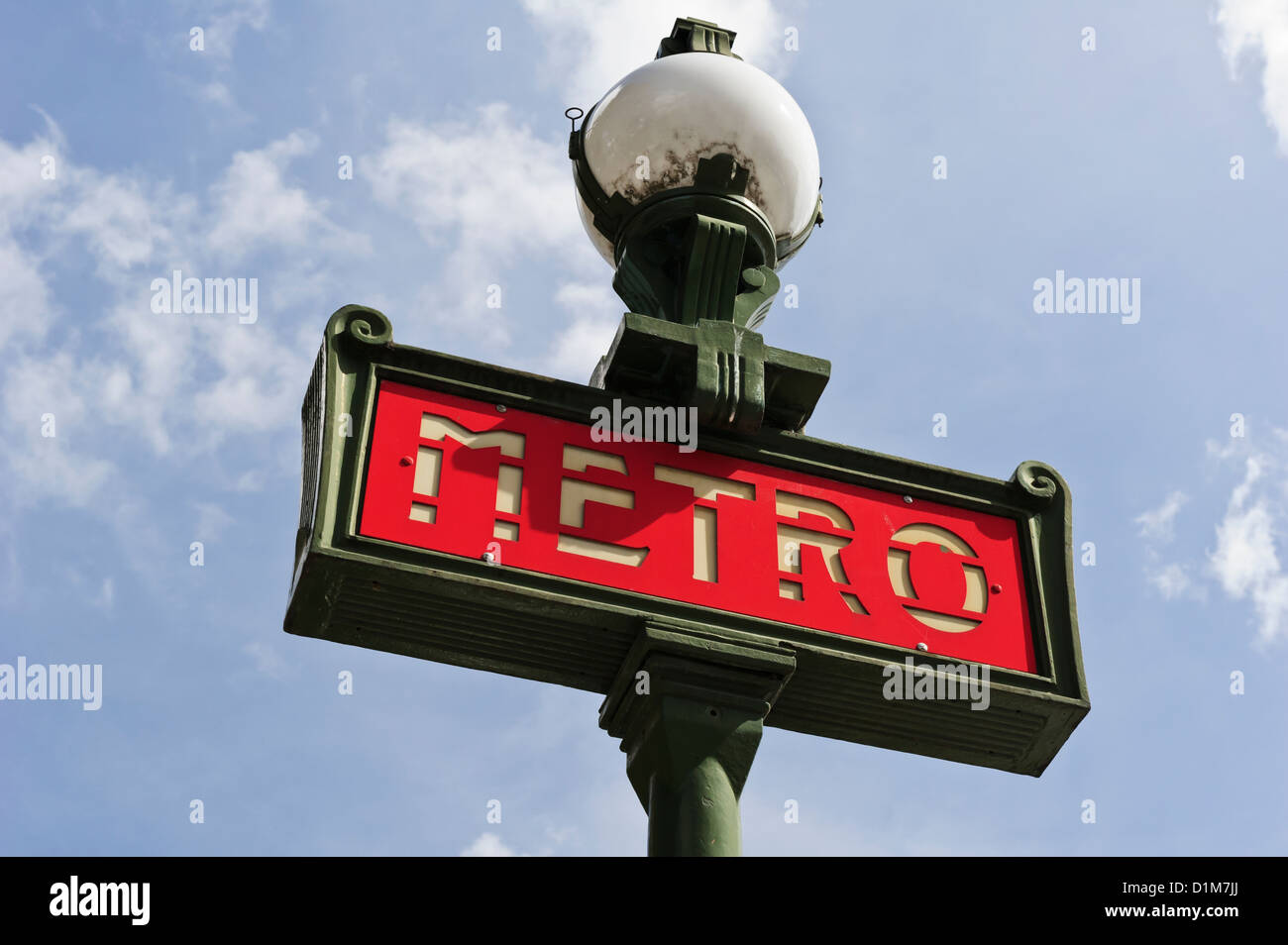 Treno tradizionale segno della metropolitana di Parigi, Francia. Foto Stock