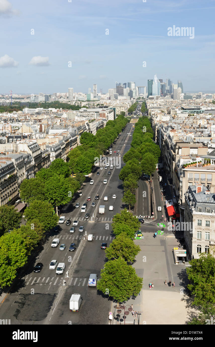 Avenue Charles De Gaule che conduce fino a La Defense Grand Arche, Parigi, Francia. Foto Stock