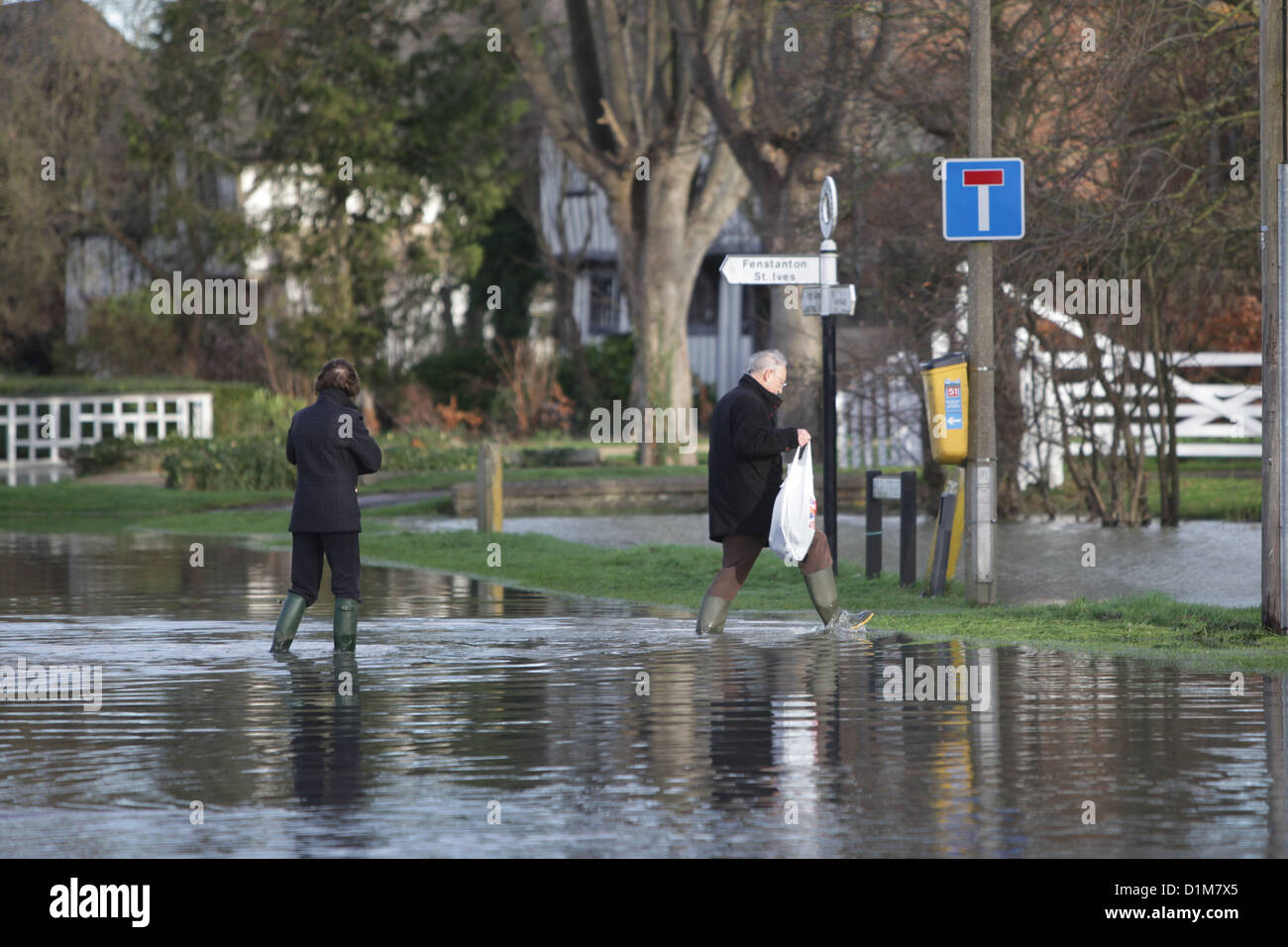 La gente a piedi attraverso strade allagate in FEN DRAYTON,CAMBS Dopo forti piogge Foto Stock