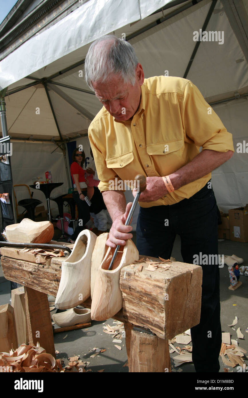 Artigiano rendendo scarpe di legno (zoccoli) a Holland House Festival -  Celebrazione della cultura olandese Foto stock - Alamy