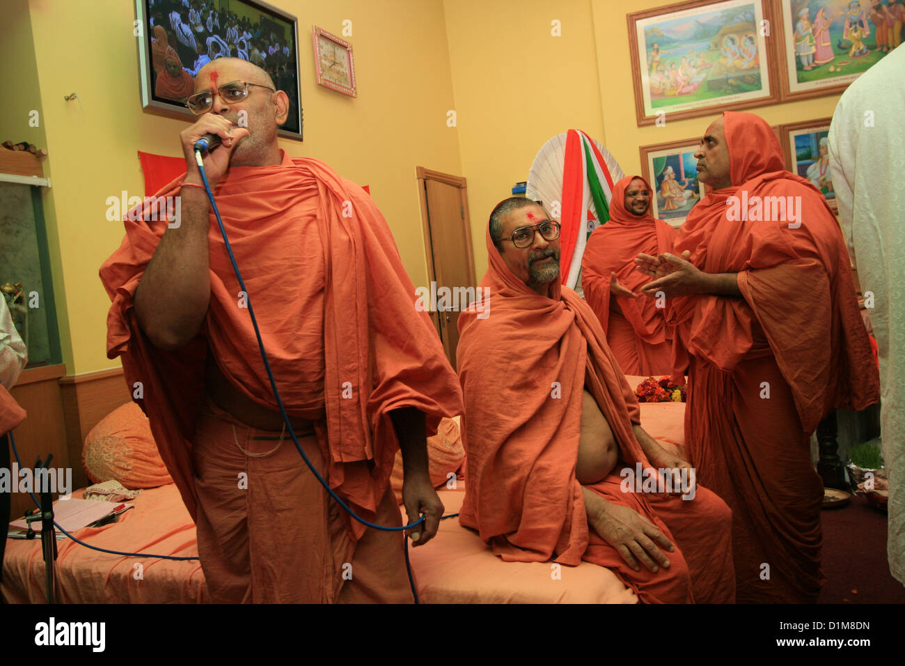 Sacerdoti indù durante la celebrazione di Krishna Janmashtami nello Sri Kutch Satsang Swaminarayan Mandir, London, Regno Unito Foto Stock