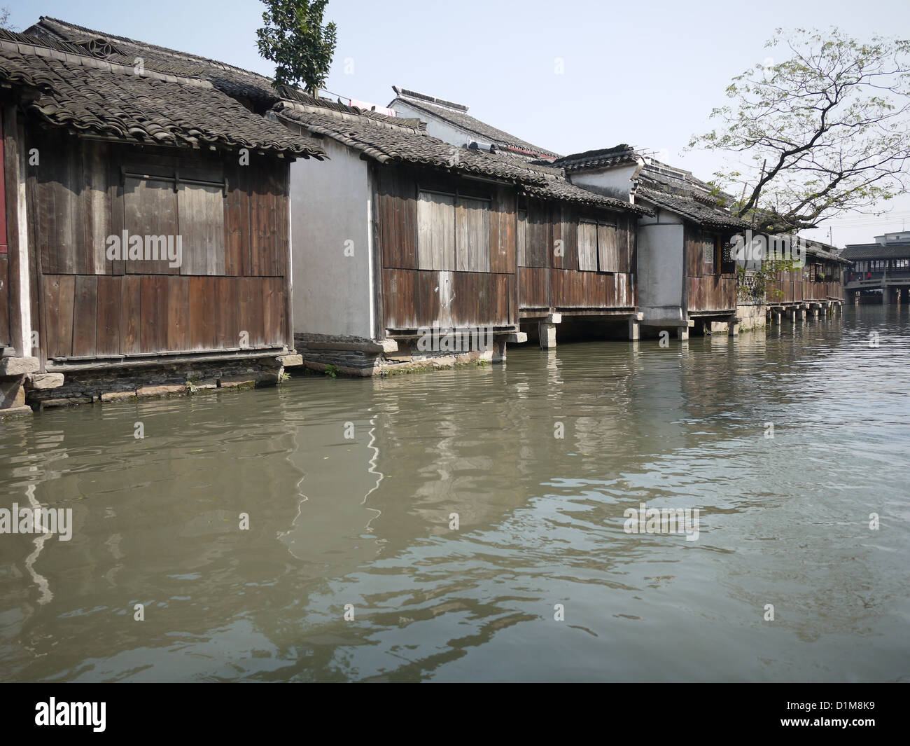 Villaggio asiatici poveri fiume casa storica del canale Foto Stock