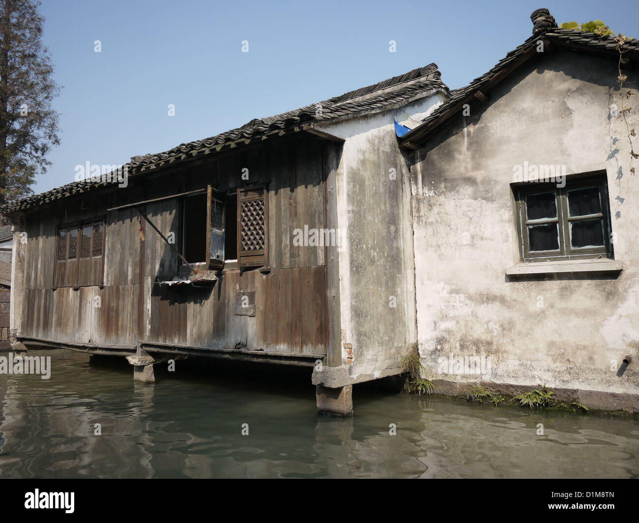 Povero vecchio dirty antica casa povero villaggio cinese Foto Stock