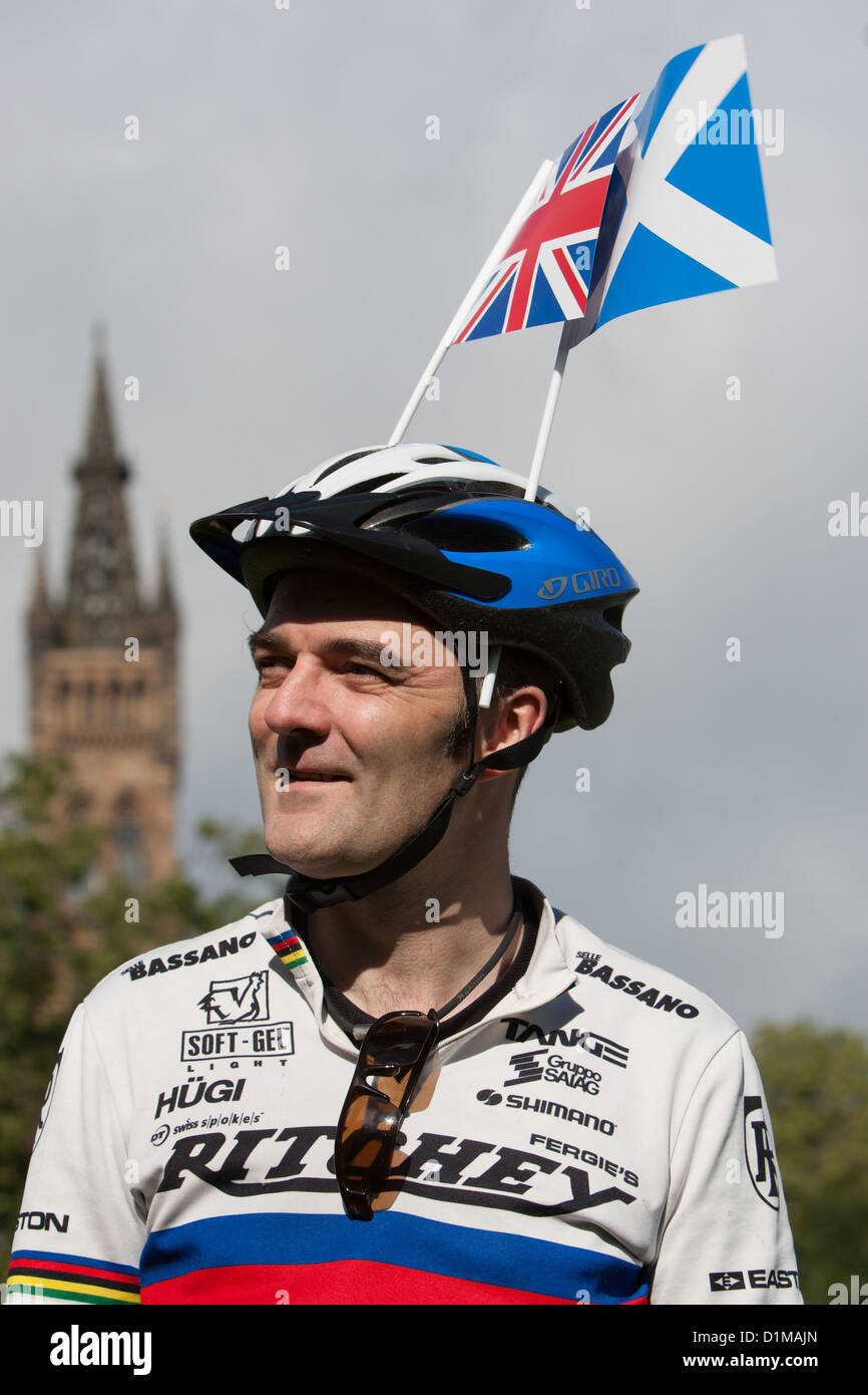 Si Intraversa scozzese di Sant'Andrea, bandiera durante i Giochi Olimpici HomeComing Parade per 2012 Scottish Olympic medalists, Glasgow, Scozia Foto Stock