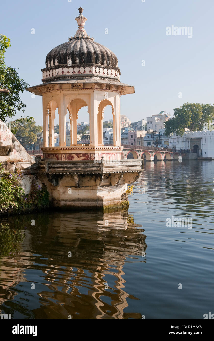 Dettaglio dell architettura locale sul lago Pichola in Udaipur Rajasthan in India con riflessi nell'acqua Foto Stock