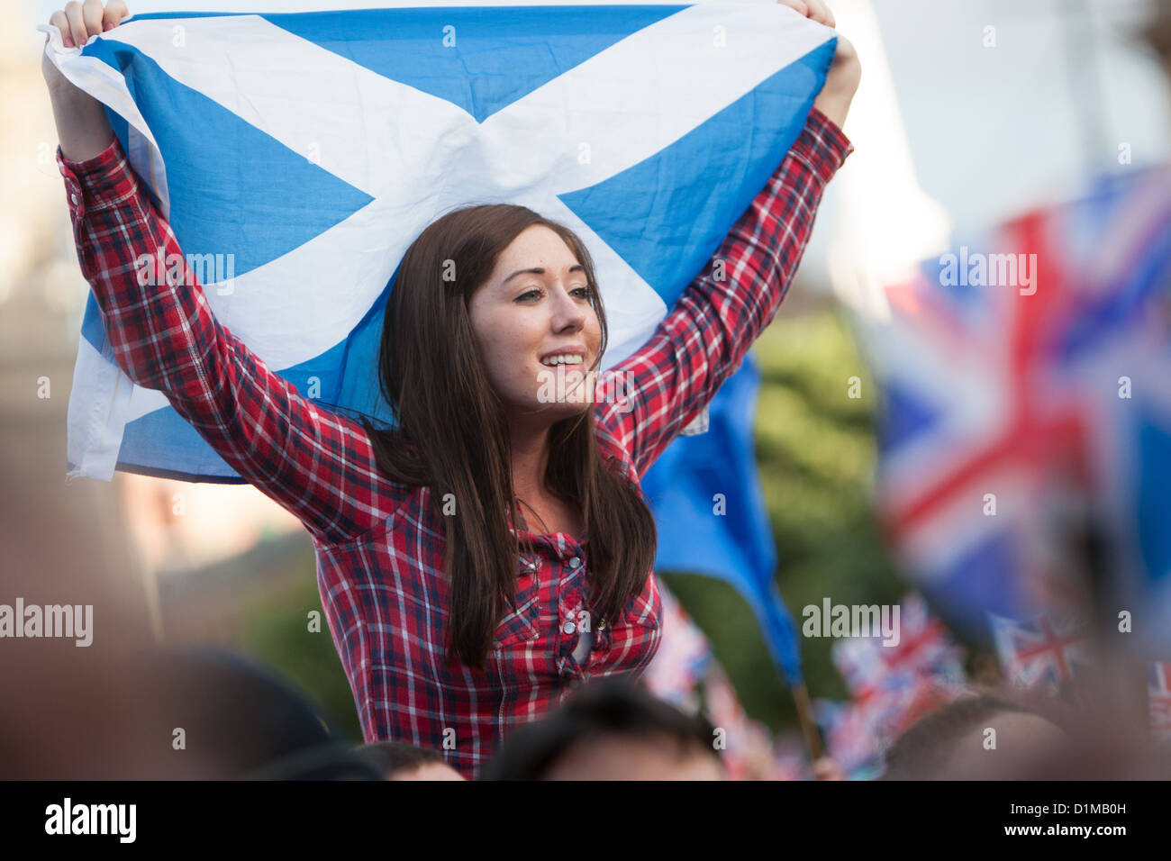 Si Intraversa scozzese di Sant'Andrea, bandiera durante i Giochi Olimpici HomeComing Parade per 2012 Scottish Olympic medalists, Glasgow, Scozia Foto Stock
