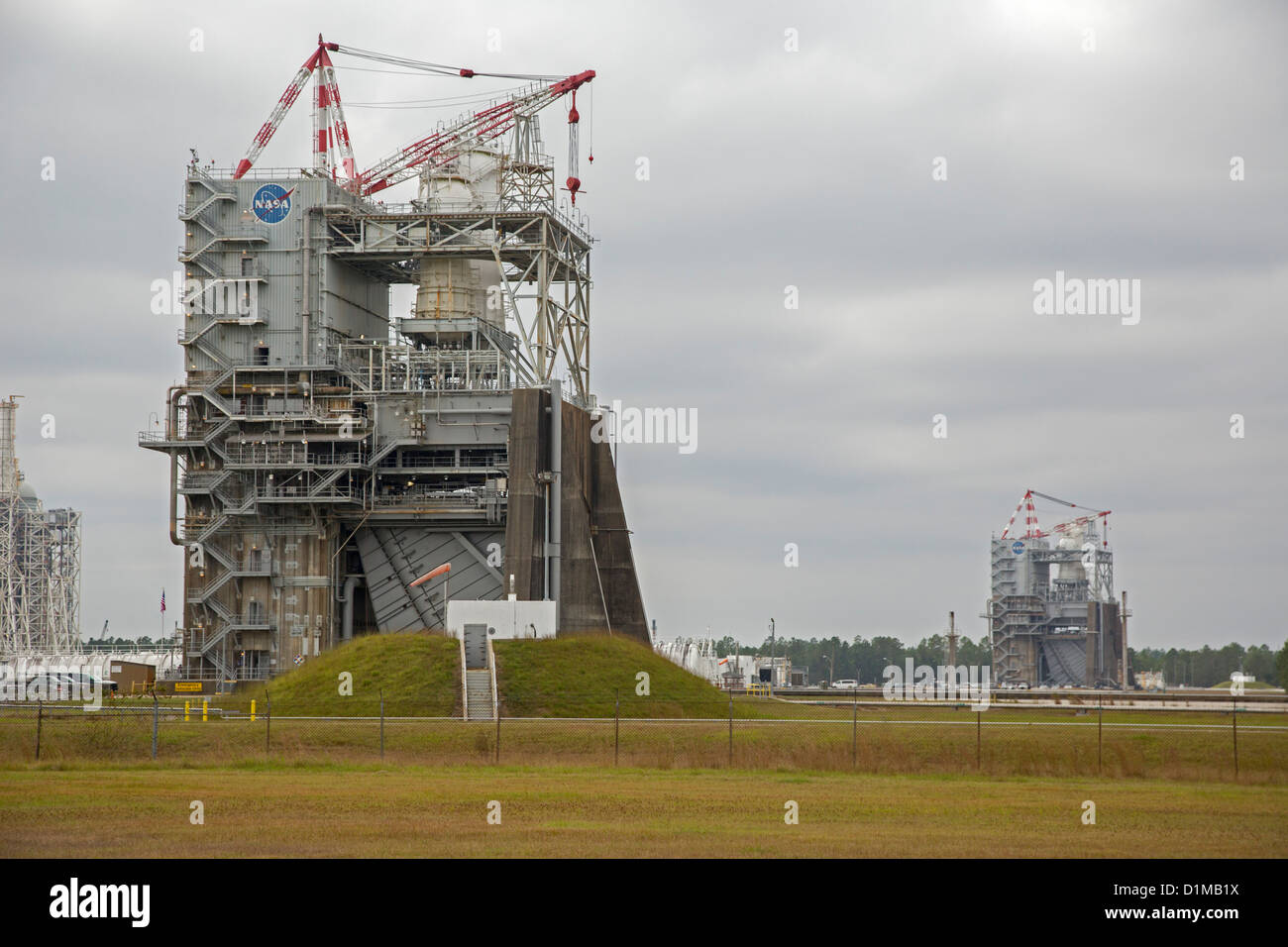 Bay St. Louis, Mississippi - un motore a razzo a supporto di prova alla NASA Stennis Space Center. Foto Stock