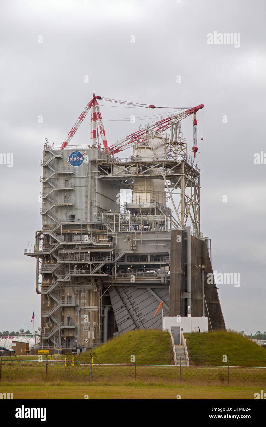 Bay St. Louis, Mississippi - un motore a razzo a supporto di prova alla NASA Stennis Space Center. Foto Stock