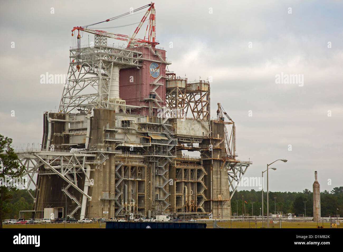 Bay St. Louis, Mississippi - un motore a razzo a supporto di prova alla NASA Stennis Space Center. Foto Stock
