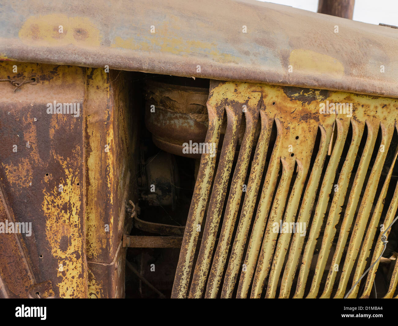 Il giallo verticale le bocchette e multi-colore di lato di un vecchio arrugginito carrello il cofano a Filadelfia, Paraguay. Foto Stock