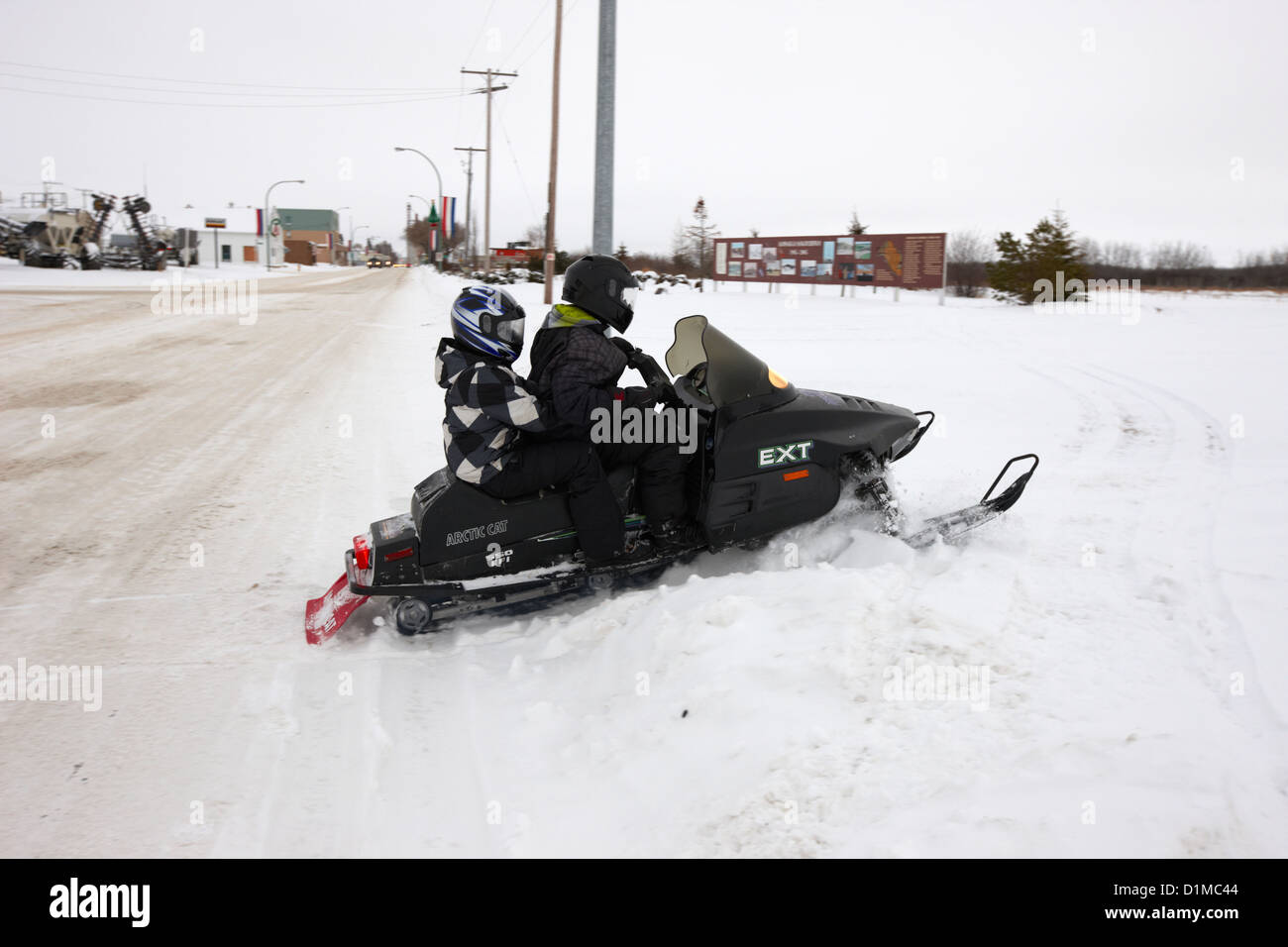 Giovane su una motoslitta andando fuori strada Kamsack Saskatchewan Canada Foto Stock