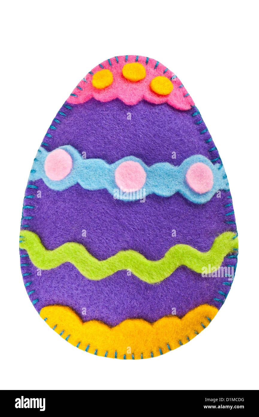 Uovo di Pasqua decorazione a mano dal feltro isolato su bianco Foto Stock