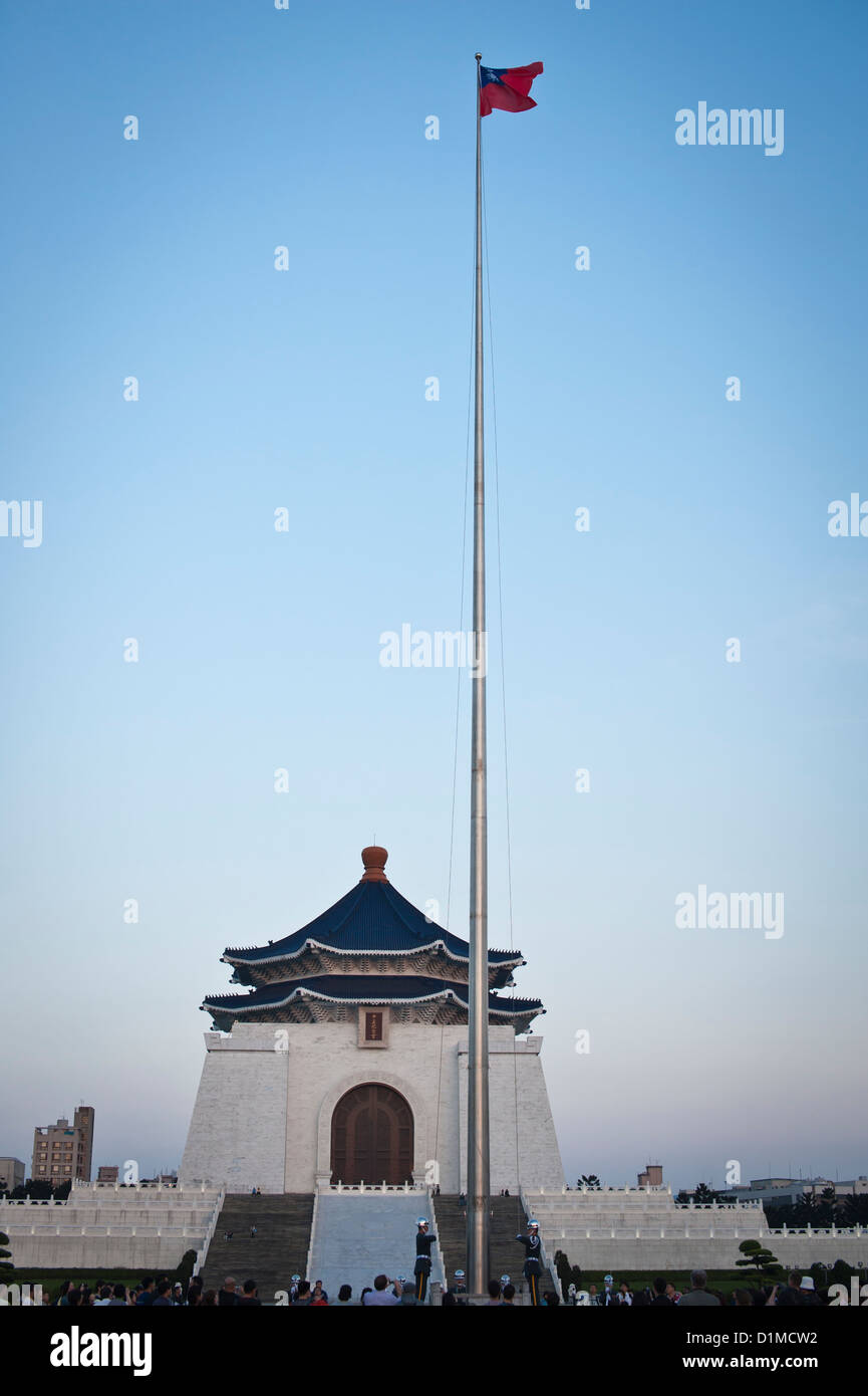 Abbassando la cerimonia della bandiera, Liberty Square, Taipei Foto Stock
