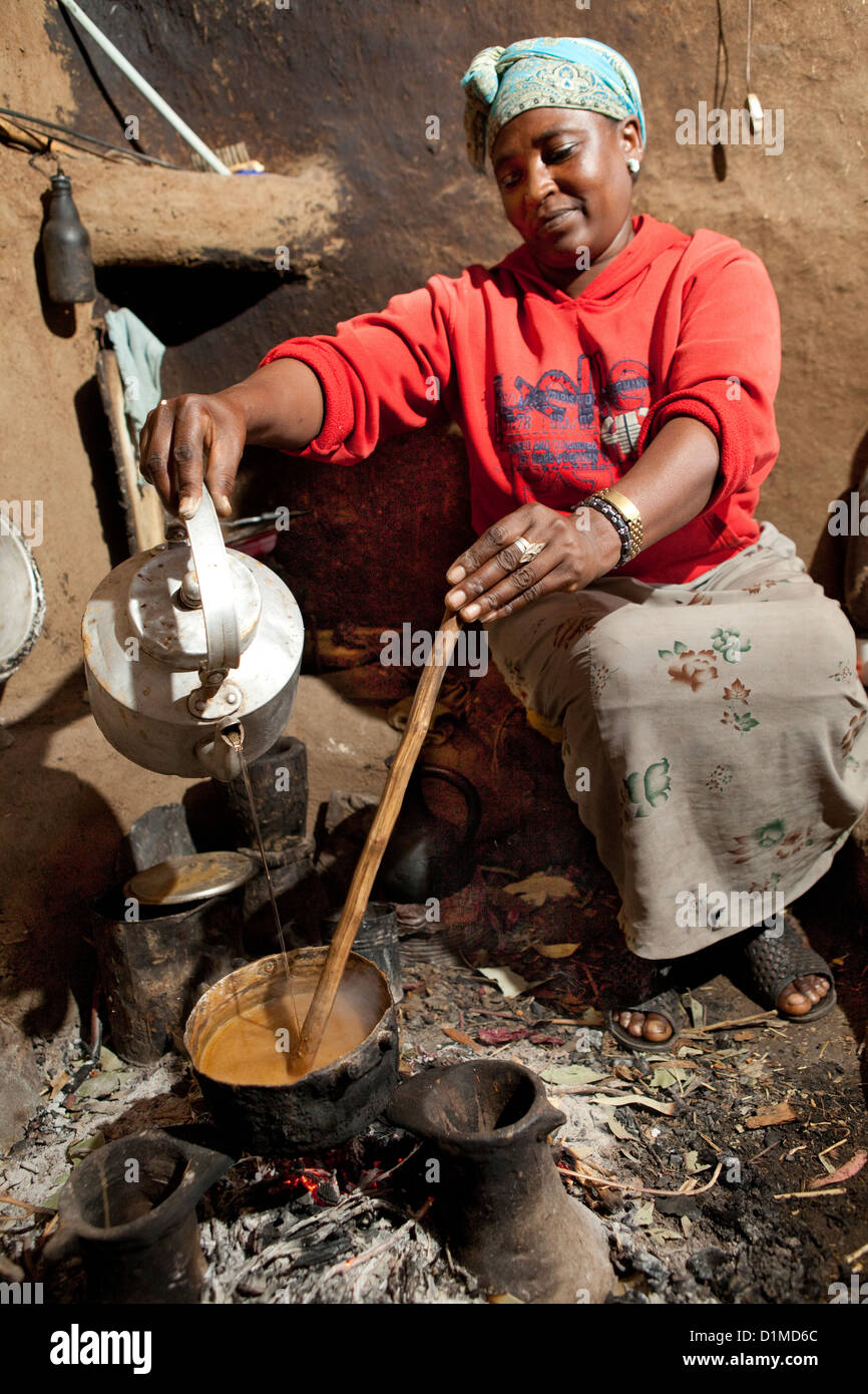 Una donna cuochi nella sua cucina in Ankober, Etiopia. Foto Stock