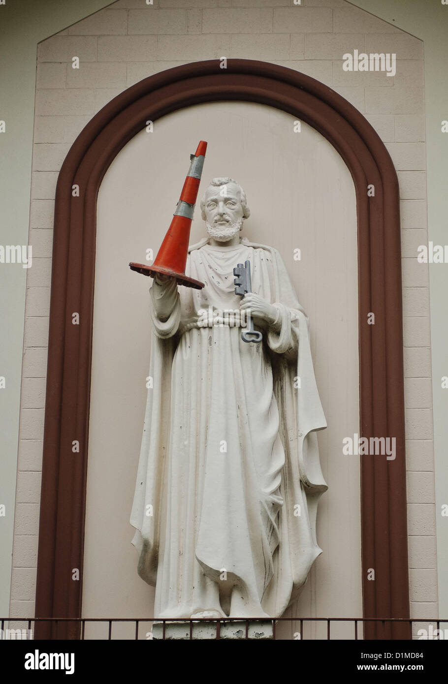 Dic. 27, 2012 - Christchurch, Nuova Zelanda - Una statua di San Pietro a San Pietro Chiesa cattolica in Christchurch, Nuova Zelanda, sobborgo di Beckenham ha un arancio cono di sicurezza che copre una mano, testamento ai danni causati da 2010 e 2011 i terremoti. (Credito Immagine: © PJ Heller/ZUMAPRESS.com) Foto Stock